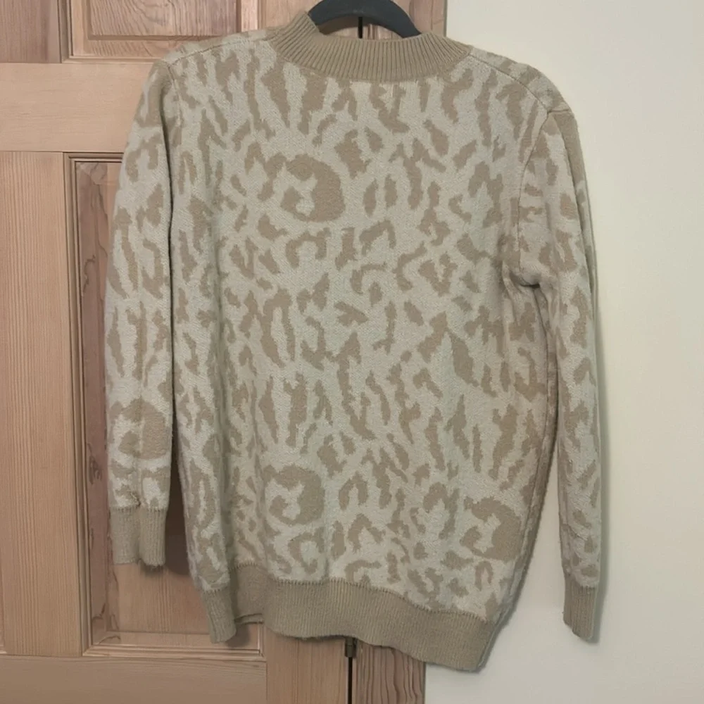 Top Style Cheetah Print Sweater Size Medium - Picture 3 of 4